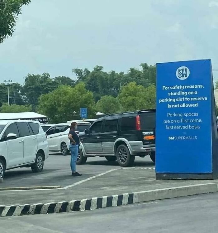 This Woman Openly Violating Mall Parking Rules