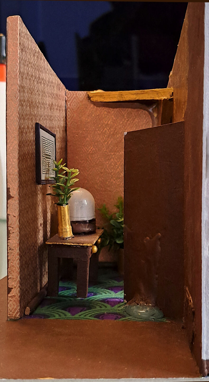 I Recreated The Famous Hallway Out Of Stephen King's "The Shining" As A Book Nook