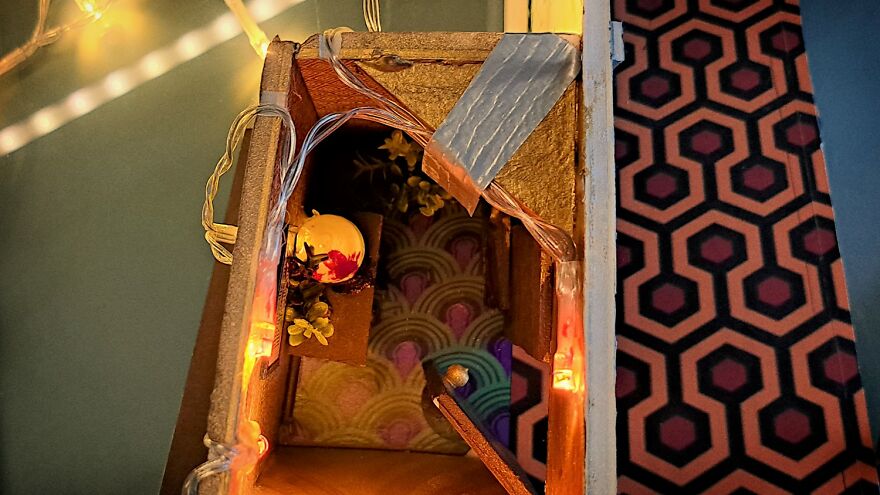 I Recreated The Famous Hallway Out Of Stephen King's "The Shining" As A Book Nook