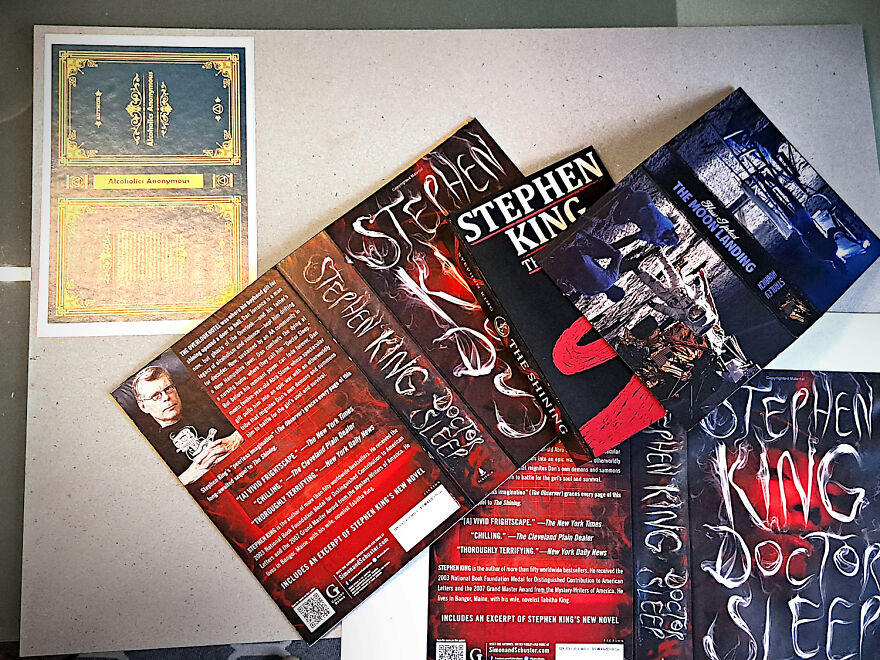 I Recreated The Famous Hallway Out Of Stephen King's "The Shining" As A Book Nook