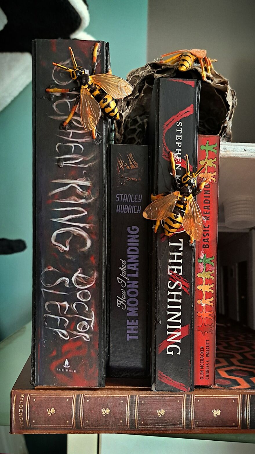 I Recreated The Famous Hallway Out Of Stephen King's "The Shining" As A Book Nook