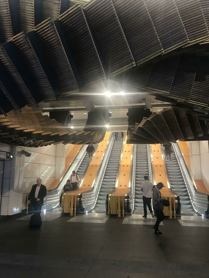 Antiguas escaleras automáticas usadas como decoración cerca de las nuevas