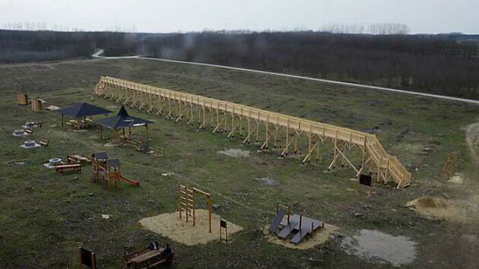 Hungría recibió 170000€ de los fondos de la UE para construir una pasarela a la altura de las copas de los árboles. Por desgracia, talaron el bosque antes de acabar la pasarela