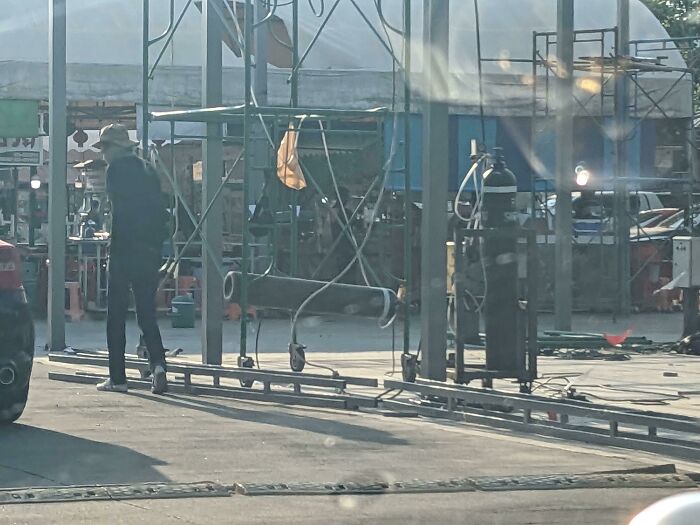 Two Birds One Stone, Gas Cylinder Is Secure, And Stabilizes The Platform. The Cylinder Is Also Perfectly Aimed At The Window Of The Store, For Maximum Safety