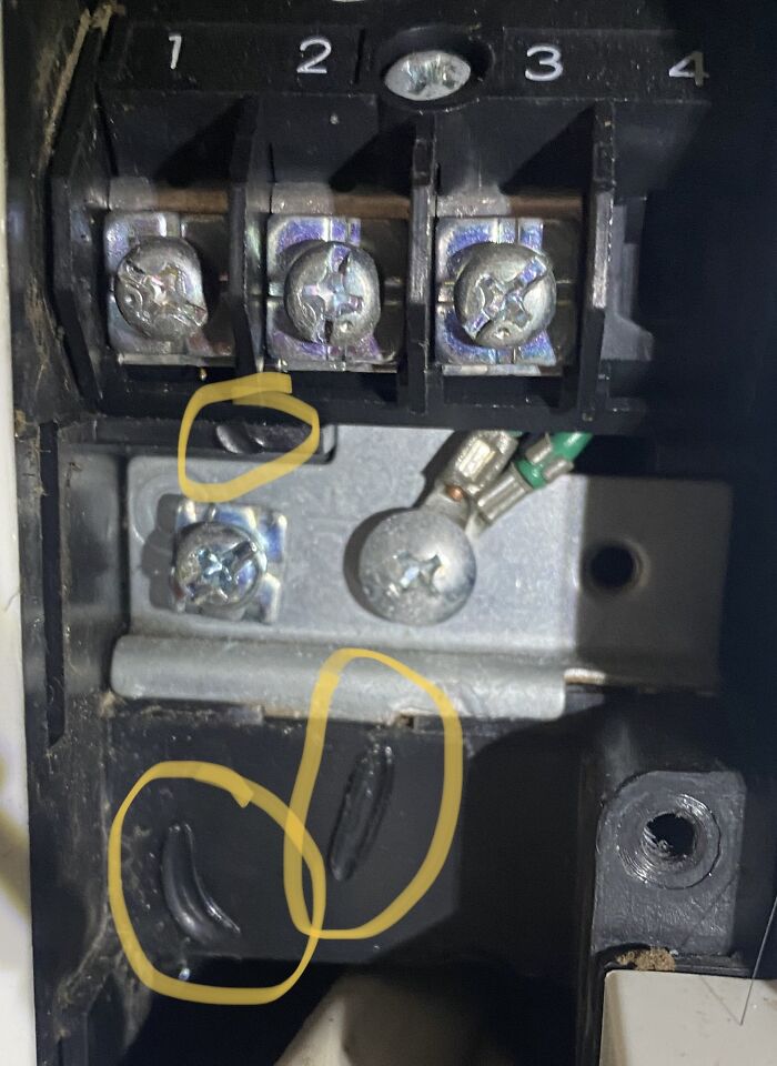 Electrician Fail #2 - Used 1mm Instead Of 2.5 For Aircon Install. Wires Got A Bit Toasty