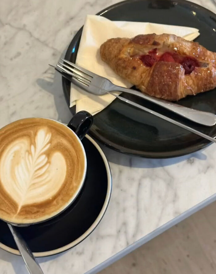 18 Y.O. Goes Viral Online After He Shared How Nobody Showed Up At His Newly Opened Caf&eacute;