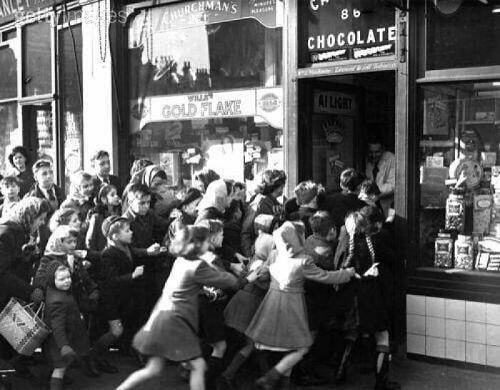 The Day Sweet Rationing Ended In England. 1953