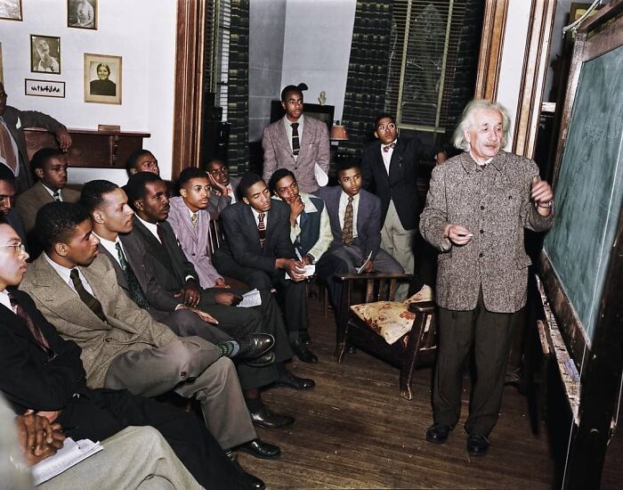 Albert Einstein dando una clase en la universidad Lincoln, históricamente para negros. 1946