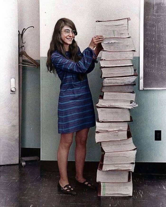 Margeret Hamilton, ingeniera principal de software del proyecto Apollo, junto al código que escribió a mano y que ayudó al hombre a llegar a la Luna.1969