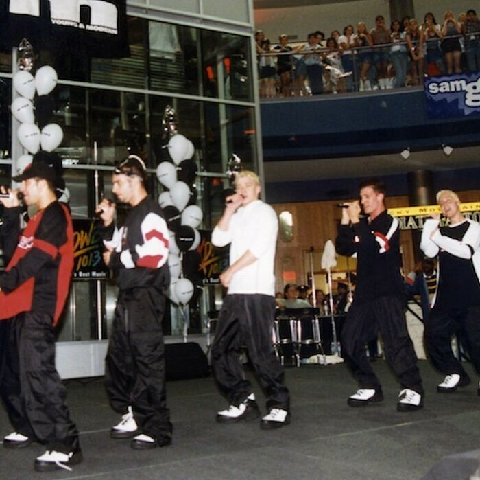 Who Misses The Heck Out Of Mall Tours?! I Love Seeing My Fave Singer Or Group Perform At My Mall And Line Up For The Signing After. It Was Always So Thrilling 🥰. Who Was Your Favourite Mall Tour That You’ve Seen?⠀