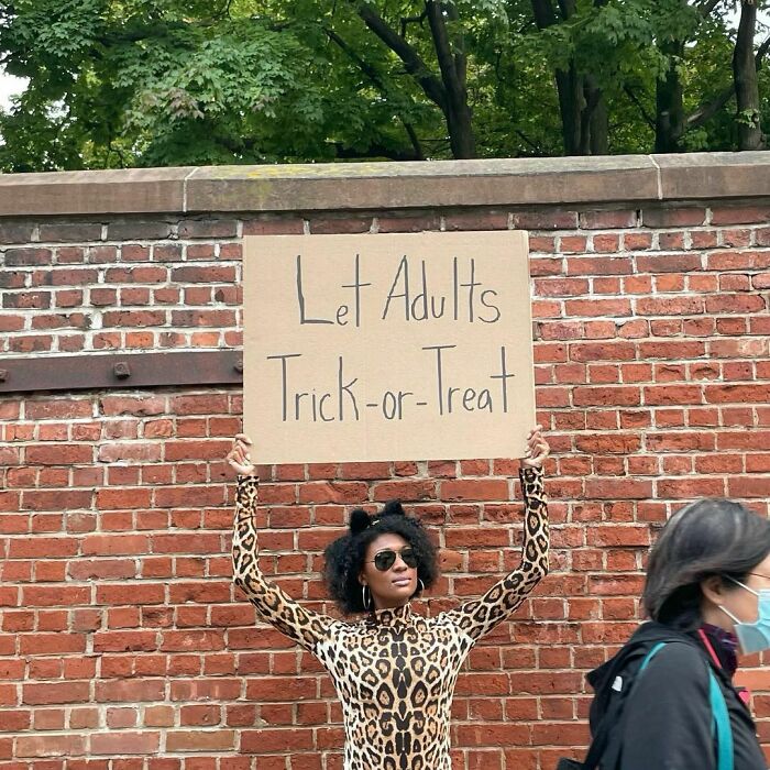 Funny-Dudette-With-Sign