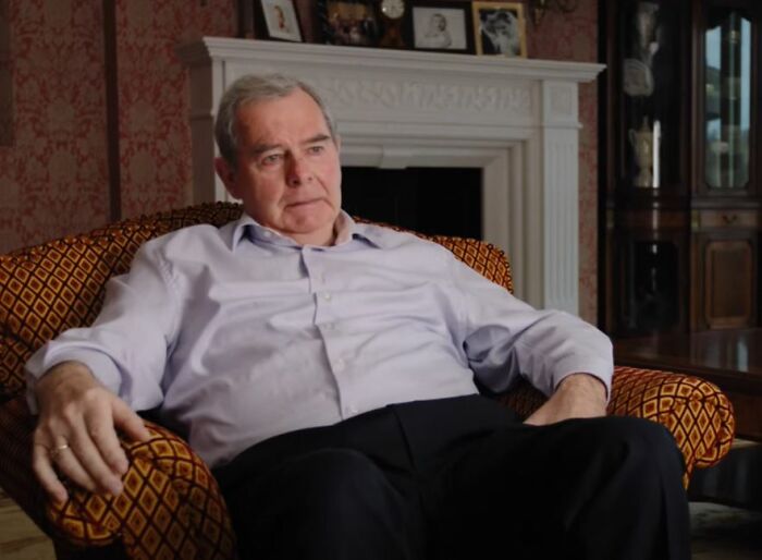 35 Celebrities That Had Everything And Made Career-Changing Mistakes, As Presented In This Thread