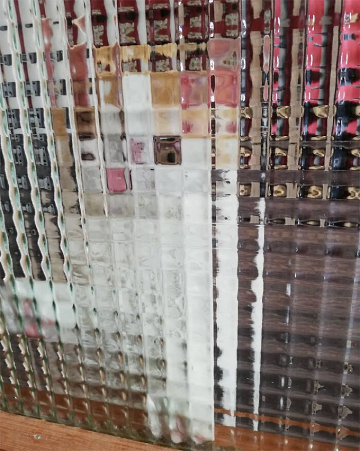 21 Funny Photos Of “Low-Resolution” Cats Behind Pixelated Glass Doors