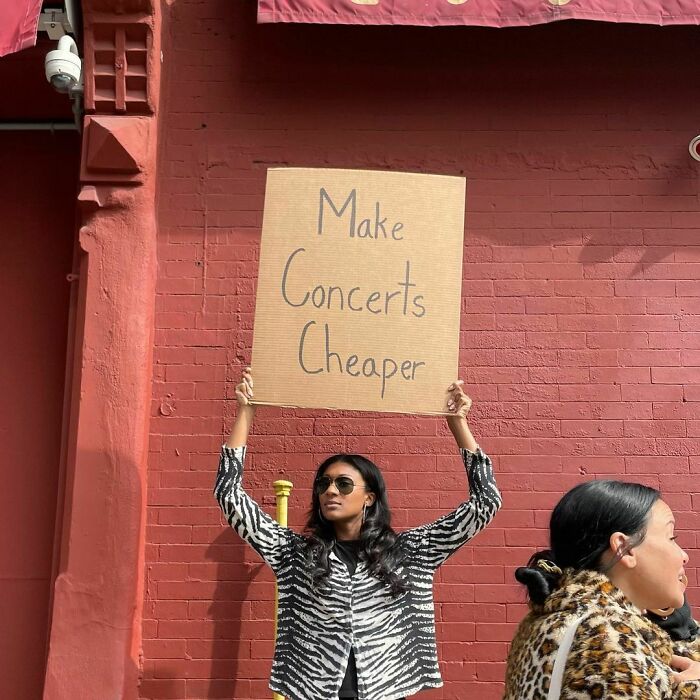 Funny-Dudette-With-Sign