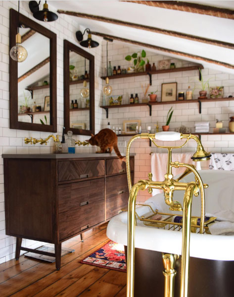 Brass clawfoot tub fauce.