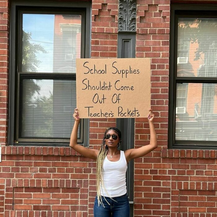 Funny-Dudette-With-Sign