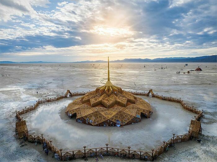&ldquo;It Was Pure Hell&rdquo;: People Share Distressing Photos Of How Legendary Burning Man Turned Into A Fiasco