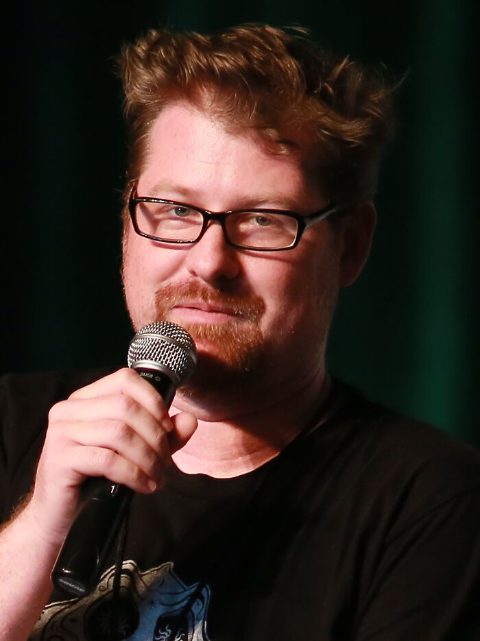 35 Celebrities That Had Everything And Made Career-Changing Mistakes, As Presented In This Thread