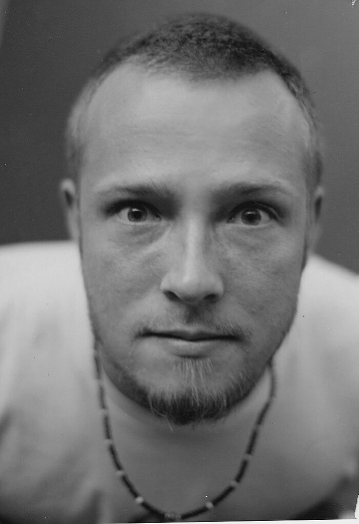 35 Celebrities That Had Everything And Made Career-Changing Mistakes, As Presented In This Thread