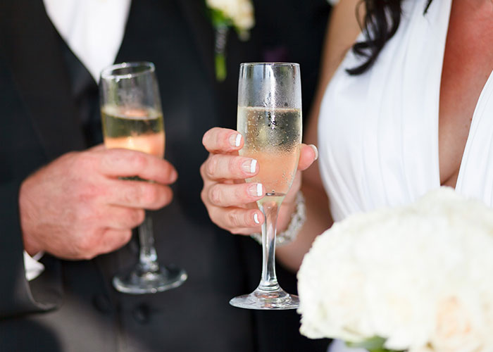 Bride Wants To Keep The Reasoning Behind Alcohol-Free Wedding Secret, Friends Put Her Under Fire Bride Wants To Keep The Reasoning Behind Alcohol-Free Wedding Secret, Friends Put Her Under Fire