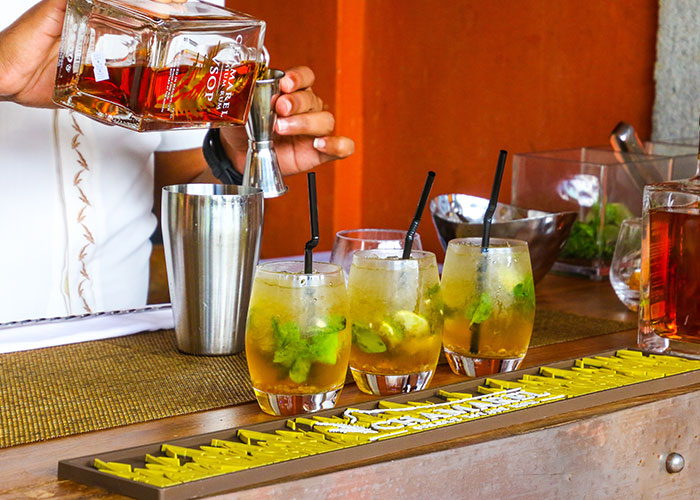 Bride Wants To Keep The Reasoning Behind Alcohol-Free Wedding Secret, Friends Put Her Under Fire Bride Wants To Keep The Reasoning Behind Alcohol-Free Wedding Secret, Friends Put Her Under Fire