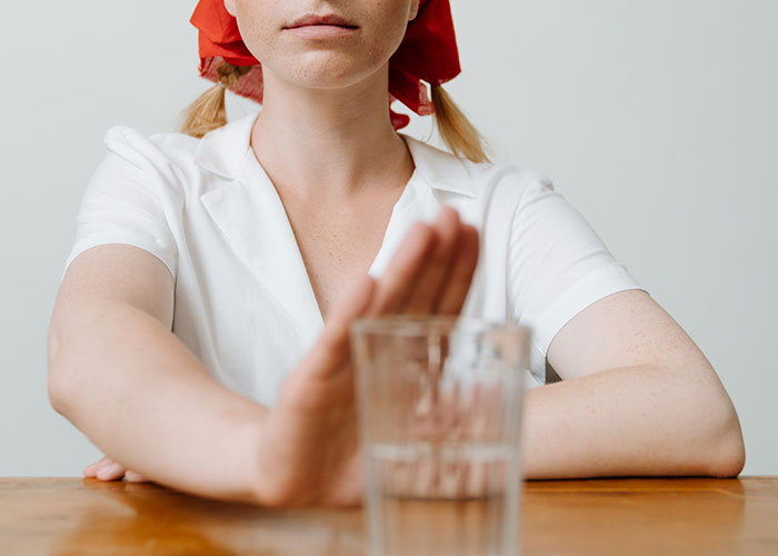 Bride Wants To Keep The Reasoning Behind Alcohol-Free Wedding Secret, Friends Put Her Under Fire Bride Wants To Keep The Reasoning Behind Alcohol-Free Wedding Secret, Friends Put Her Under Fire