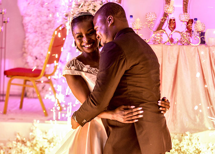 Bride Wants To Keep The Reasoning Behind Alcohol-Free Wedding Secret, Friends Put Her Under Fire Bride Wants To Keep The Reasoning Behind Alcohol-Free Wedding Secret, Friends Put Her Under Fire