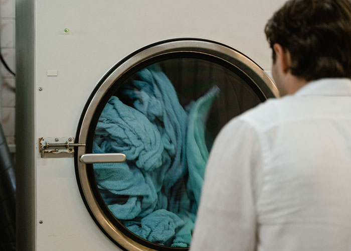Tenant Makes Detergent Thieves Think Twice After Their Whole Load Turns Blue Tenant Makes Detergent Thieves Think Twice After Their Whole Load Turns Blue