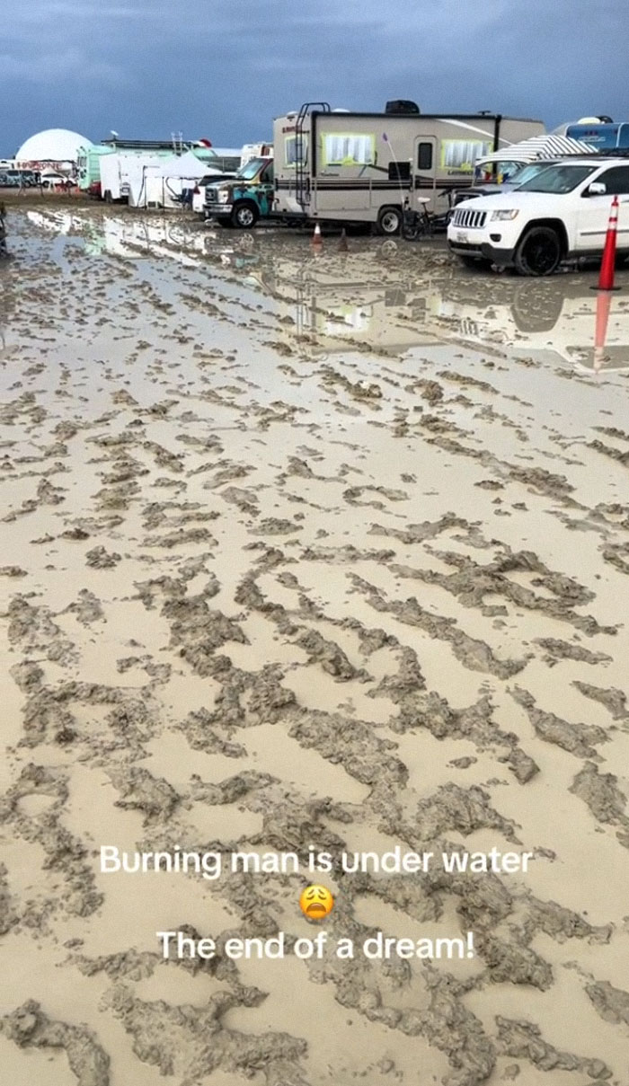 &ldquo;It Was Pure Hell&rdquo;: People Share Distressing Photos Of How Legendary Burning Man Turned Into A Fiasco