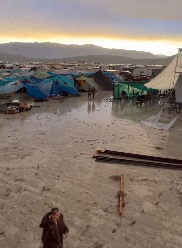 &ldquo;It Was Pure Hell&rdquo;: People Share Distressing Photos Of How Legendary Burning Man Turned Into A Fiasco