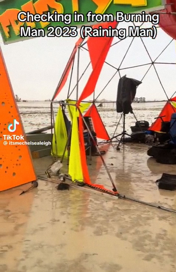 &ldquo;It Was Pure Hell&rdquo;: People Share Distressing Photos Of How Legendary Burning Man Turned Into A Fiasco