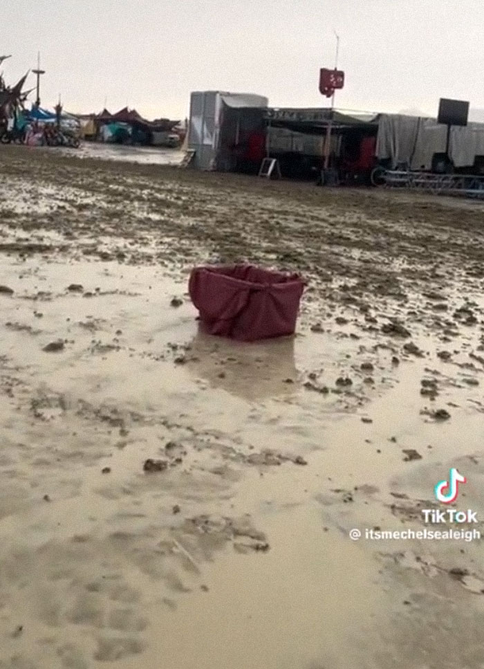 &ldquo;It Was Pure Hell&rdquo;: People Share Distressing Photos Of How Legendary Burning Man Turned Into A Fiasco