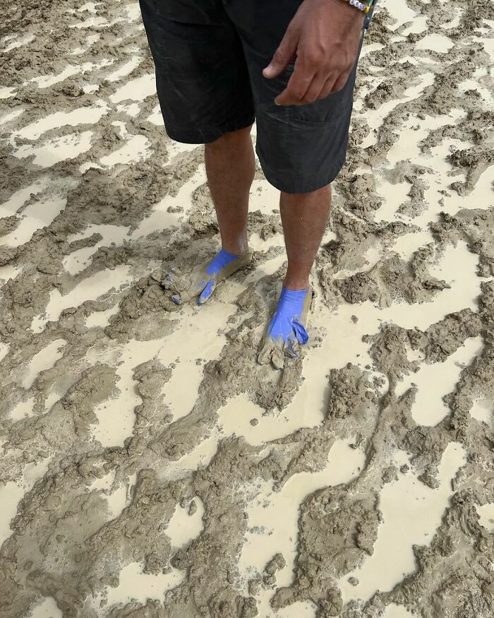&ldquo;It Was Pure Hell&rdquo;: People Share Distressing Photos Of How Legendary Burning Man Turned Into A Fiasco