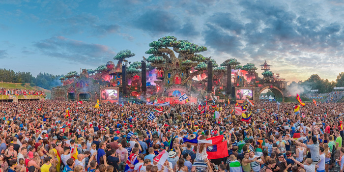 Crowd gathered at Tomorrowland mainstage in 2016, showcasing culture diversity and the beauty of the world festival experience.