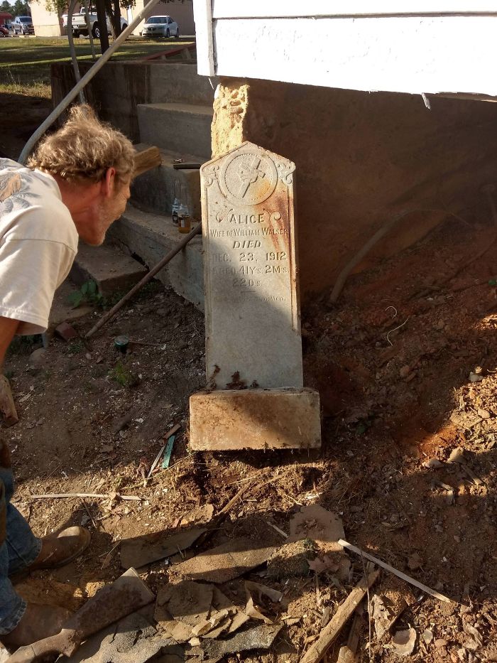 Lápida encontrada bajo mi garaje