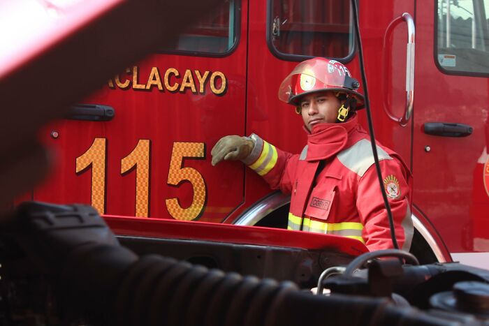 Firefighters Carry Paralyzed Woman For 13 Floors All The While Cracking Jokes And Making Her Laugh Firefighters Carry Paralyzed Woman For 13 Floors All The While Cracking Jokes And Making Her Laugh