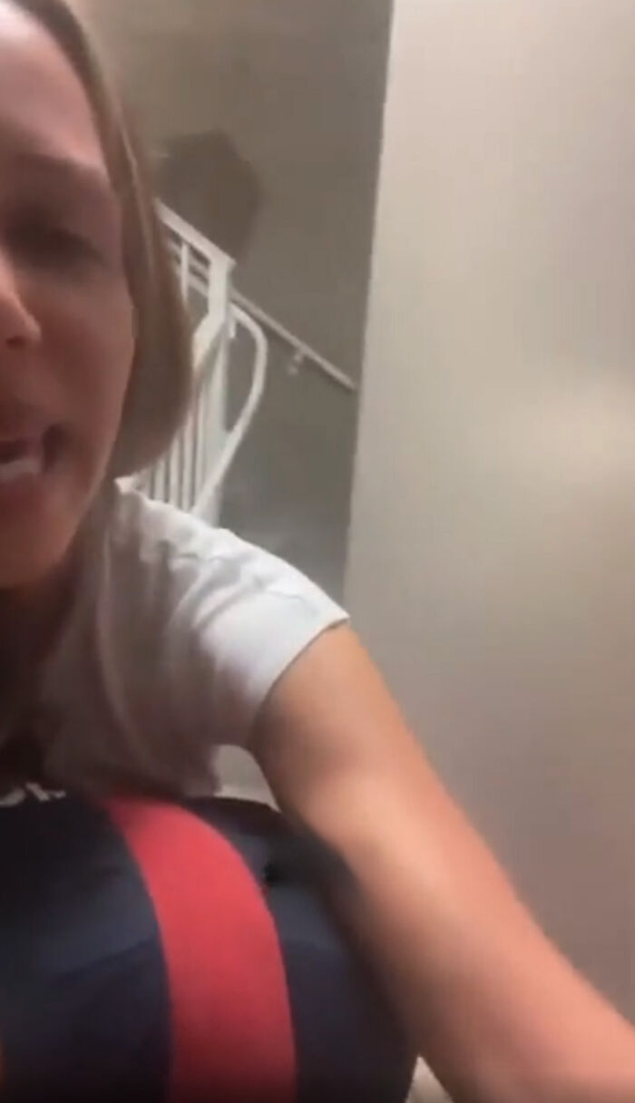 Firefighters Carry Paralyzed Woman For 13 Floors All The While Cracking Jokes And Making Her Laugh Firefighters Carry Paralyzed Woman For 13 Floors All The While Cracking Jokes And Making Her Laugh