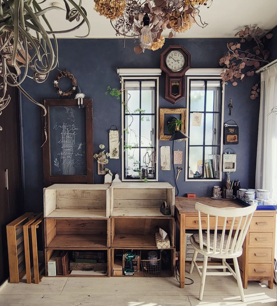 Shelves in light and dark wood near charcoal wall