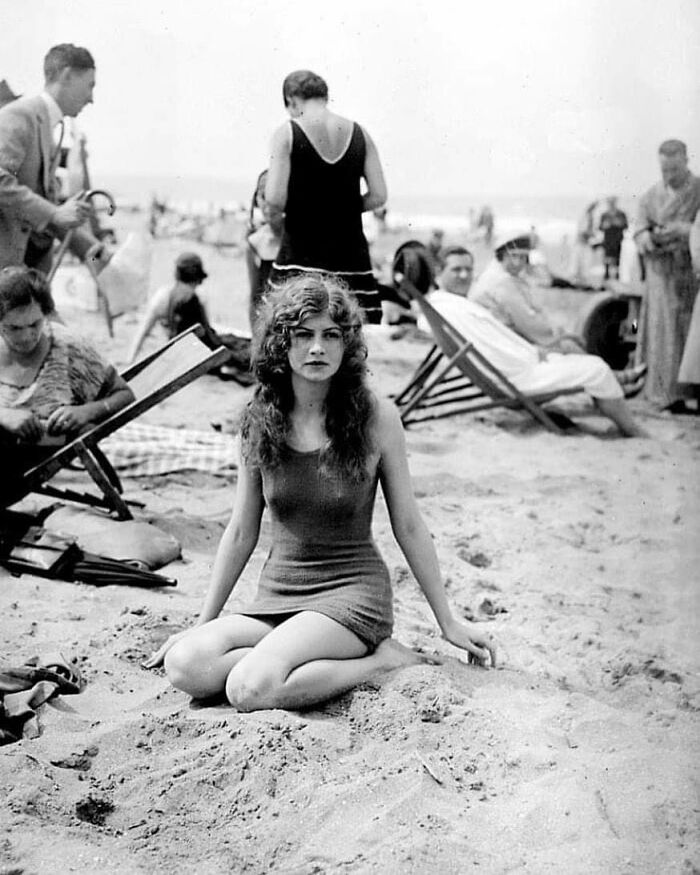 Nadadora posando en la playa, Francia 1925