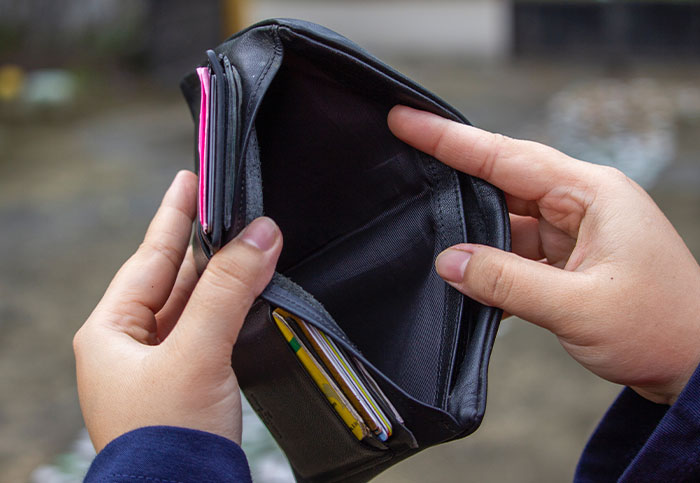 Worker Puts Millionaire CEO On Blast After He Laughs At Employee For Not Having $200 To Spare Worker Puts Millionaire CEO On Blast After He Laughs At Employee For Not Having $200 To Spare