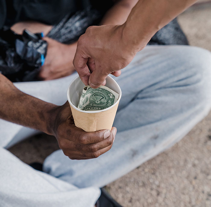 Worker Puts Millionaire CEO On Blast After He Laughs At Employee For Not Having $200 To Spare Worker Puts Millionaire CEO On Blast After He Laughs At Employee For Not Having $200 To Spare