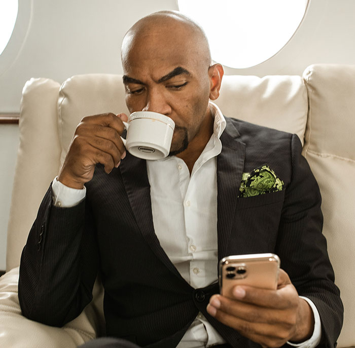 Worker Puts Millionaire CEO On Blast After He Laughs At Employee For Not Having $200 To Spare Worker Puts Millionaire CEO On Blast After He Laughs At Employee For Not Having $200 To Spare