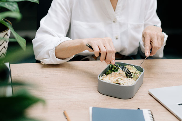 Woman Keeps Stealing Coworkers&rsquo; Lunches, Almost Dies After Coworker Plants Revenge