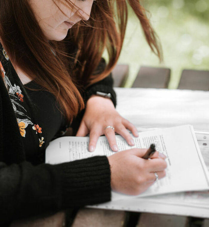 “She Got In”: 30 Of The Worst College Admission Essays Shared In This Thread