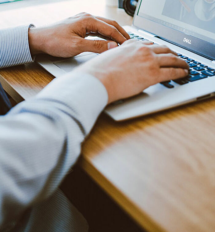 “She Got In”: 30 Of The Worst College Admission Essays Shared In This Thread