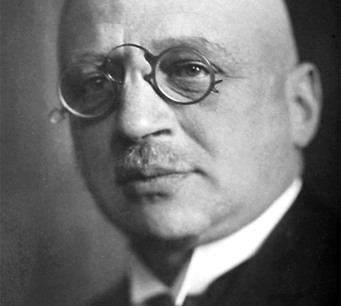 34 People Share Real-Life Villains They Regret Mistaking For Heroes At First