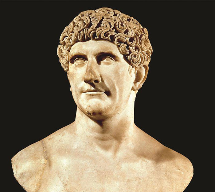 34 People Share Real-Life Villains They Regret Mistaking For Heroes At First