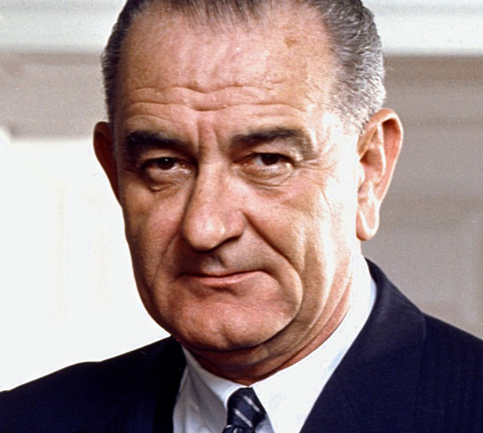 34 People Share Real-Life Villains They Regret Mistaking For Heroes At First