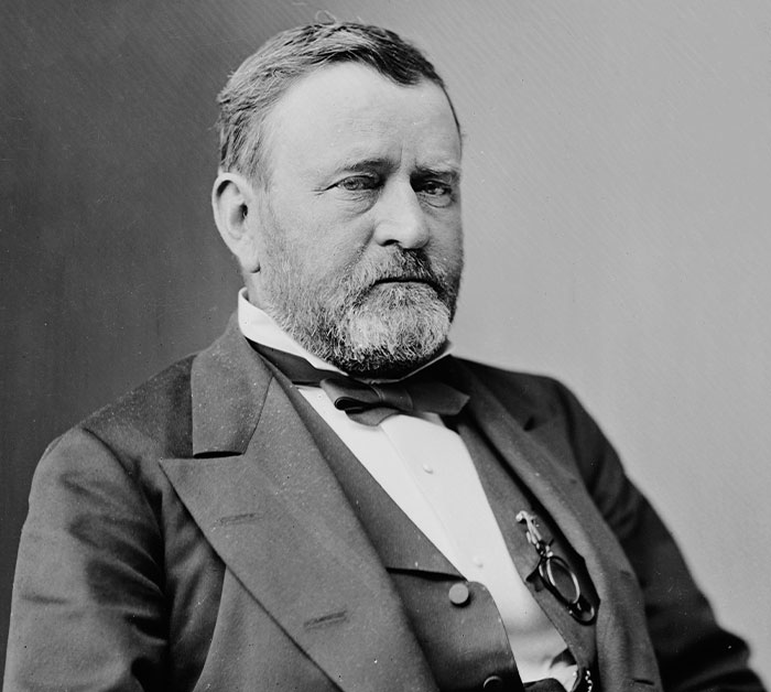 34 People Share Real-Life Villains They Regret Mistaking For Heroes At First