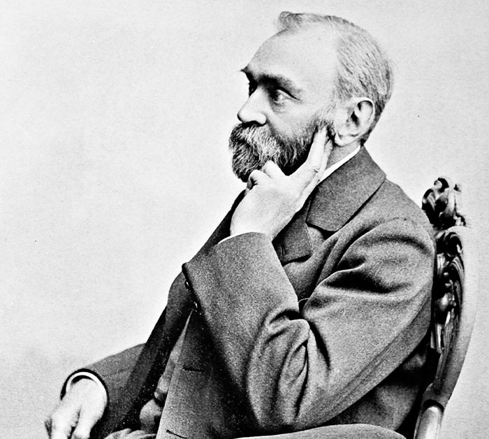 34 People Share Real-Life Villains They Regret Mistaking For Heroes At First